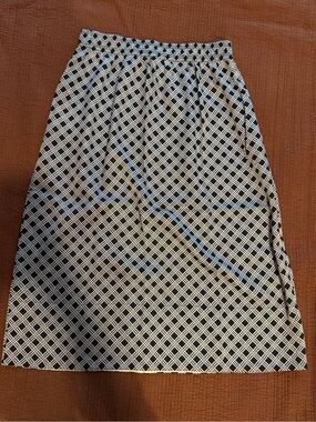 SIZE 10 H&M BLACK AND WHITE SATIN GEOMETRIC PRINT SKIRT ELASTIC WAIST